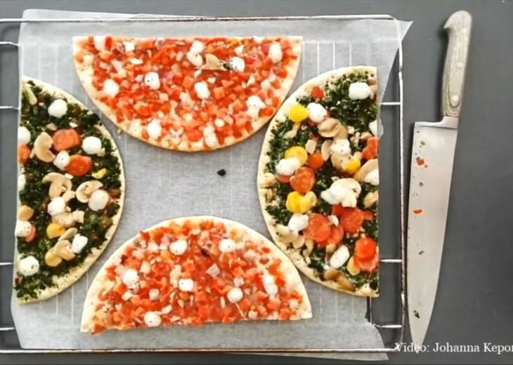 Paista 2 tai 3 (pakaste)pizzaa yhdellä uunipellillä samaan aikaan Paista 2 tai 3 (pakaste)pizzaa yhdellä uunipellillä samaan aikaan